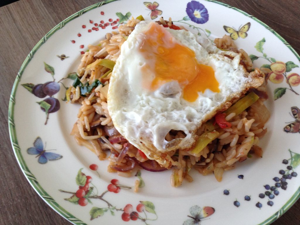 Vegetarische Nasi Goreng met spiegelei | Gemakkelijk recept!